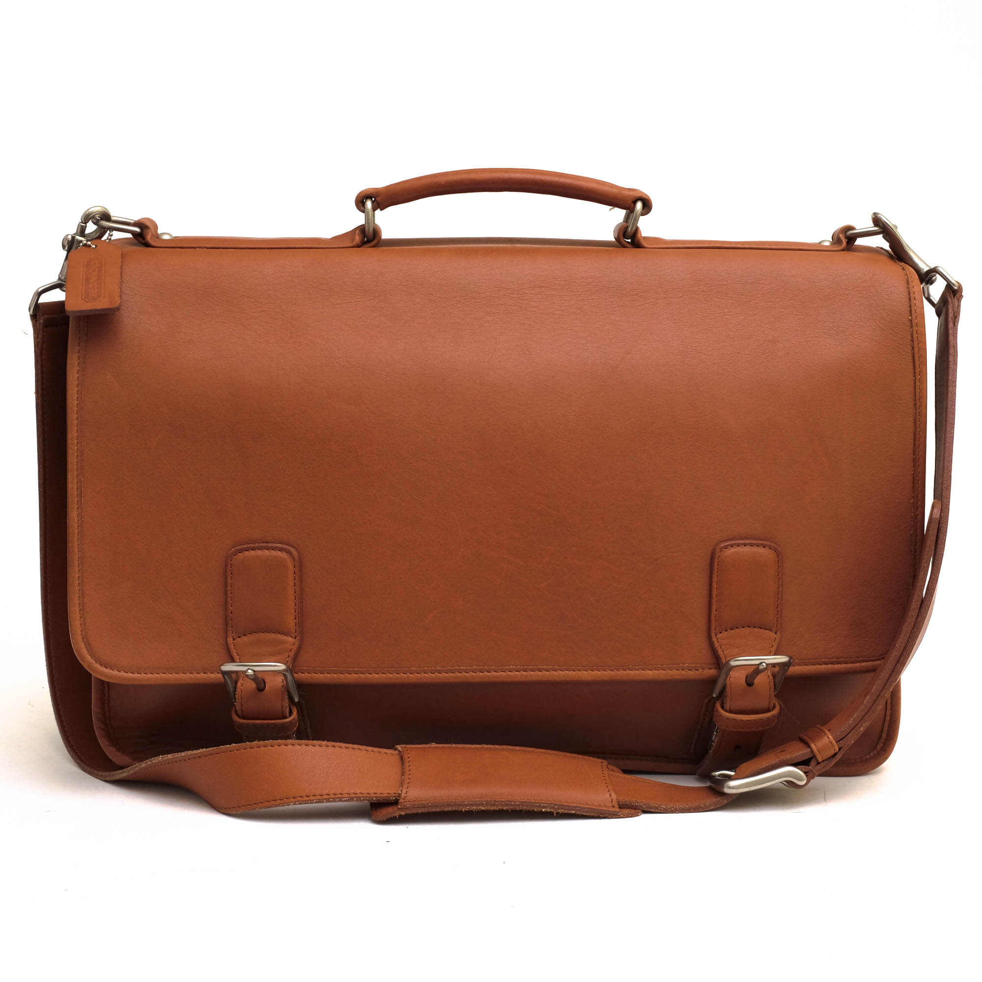 【商品詳細】◆ブランド名 COACH◆サイズ詳細 横幅 約40cm、縦幅 約30cm、マチ 約13cm、ショルダー長さ最大 約101cm◆仕様 ポケット×5 ファスナーポケット×1 ペンホルダー×2 